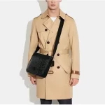 COACH DISTRICT 經典標誌男士單肩斜背包